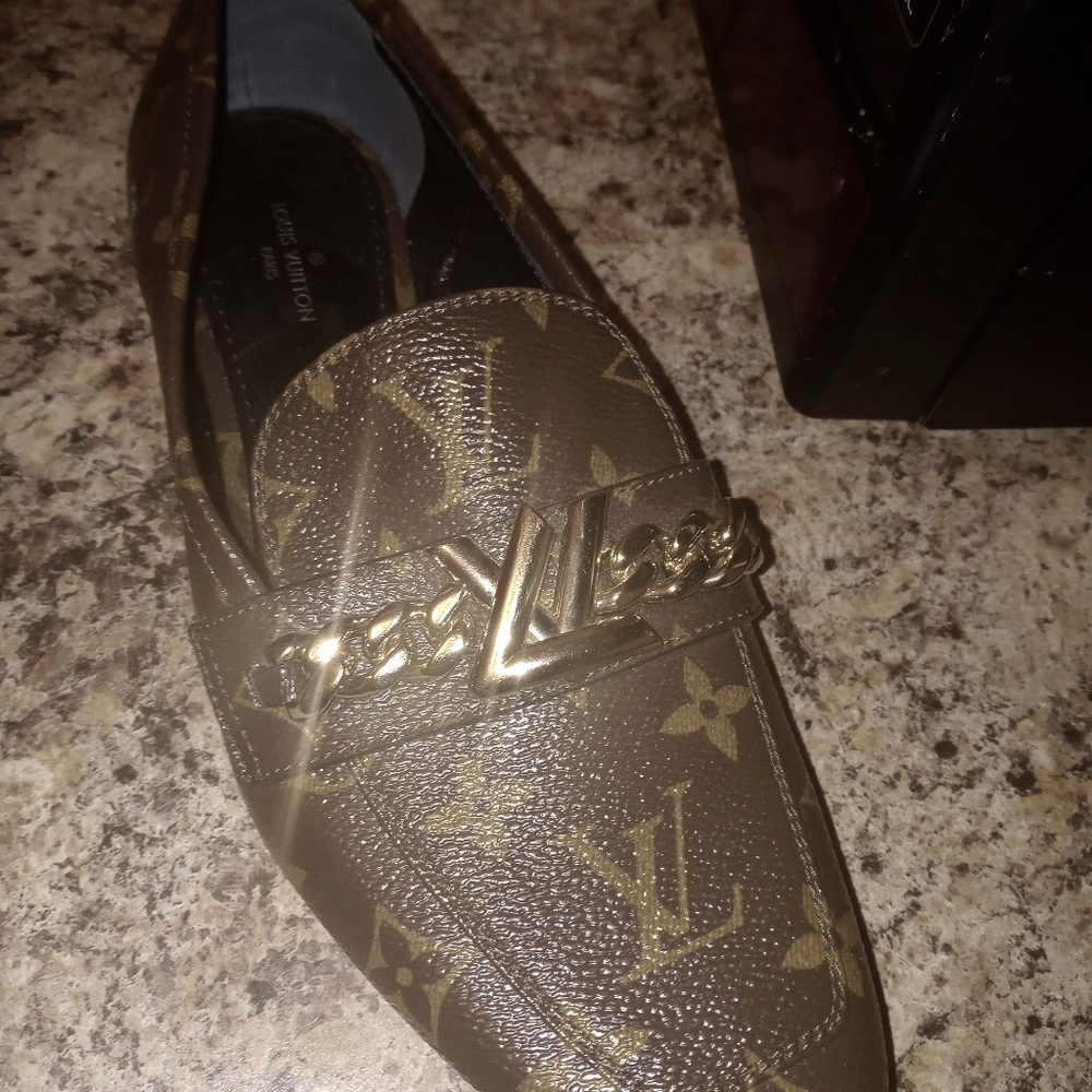 Women's Louis Vuitton size 7 flats